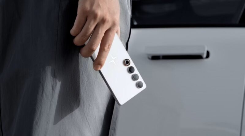 Polestar acaba de anunciar su propio móvil con diseño "puramente escandinavo". Ni es su propio móvil ni es escandinavo