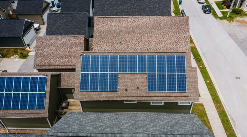Hay tantos paneles solares en los tejados de California que se han vuelto un problema para la red eléctrica
