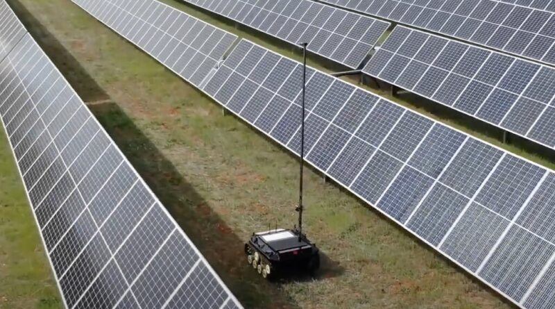 Esta planta solar de Salamanca está controlada por un robot que además es su jardinero: el Antecursor II