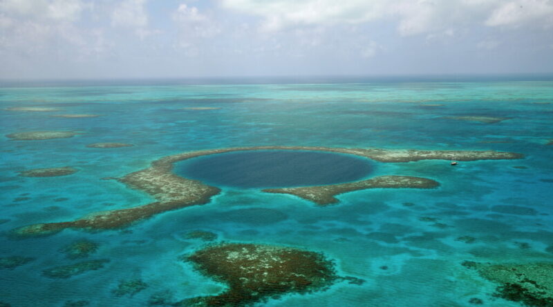 Frente a la costa de México se encuentra el agujero azul más profundo del planeta. Nadie sabe hasta dónde llega