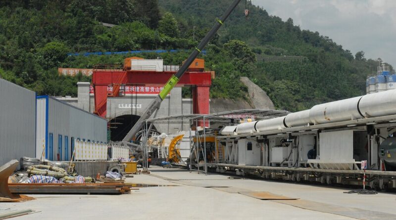 China tiene el túnel ferroviario "más difícil del mundo": 34 kilómetros atravesando una montaña hostil