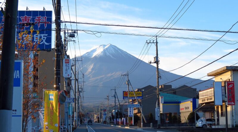 Japón ha decidido construir una enorme barrera para tapar una de sus mejores vistas al Fuji. El motivo: el turismo